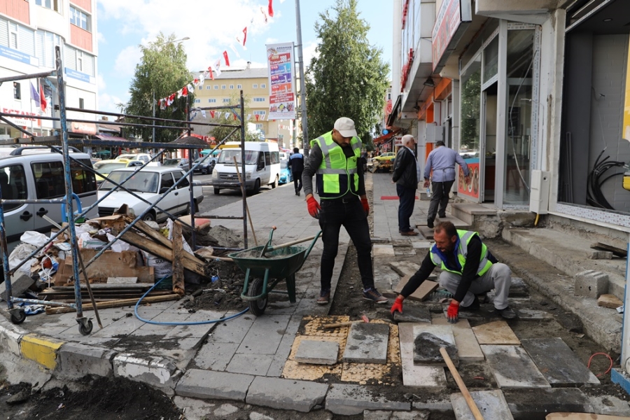 BELEDİYE EKİPLERİNDEN KALDIRIM YENİLEME VE BORDÜR ÇALIŞMASI