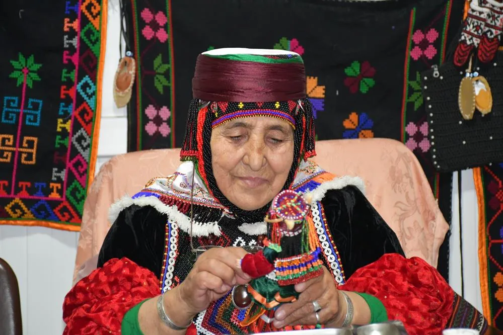 TÜRKMEN GİYSİLİ DAMAL BEBEKLERİNİ 46 YILDIR ÜRETİYOR