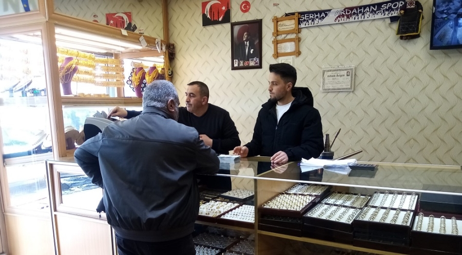 Altın fiyatları düştü vatandaşlar, kuyumcuya koştu