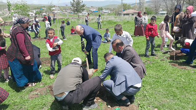 Şehit Er Gökhan Özdemir İlk ve Ortaokulunda fidan dikimi gerçekleşti