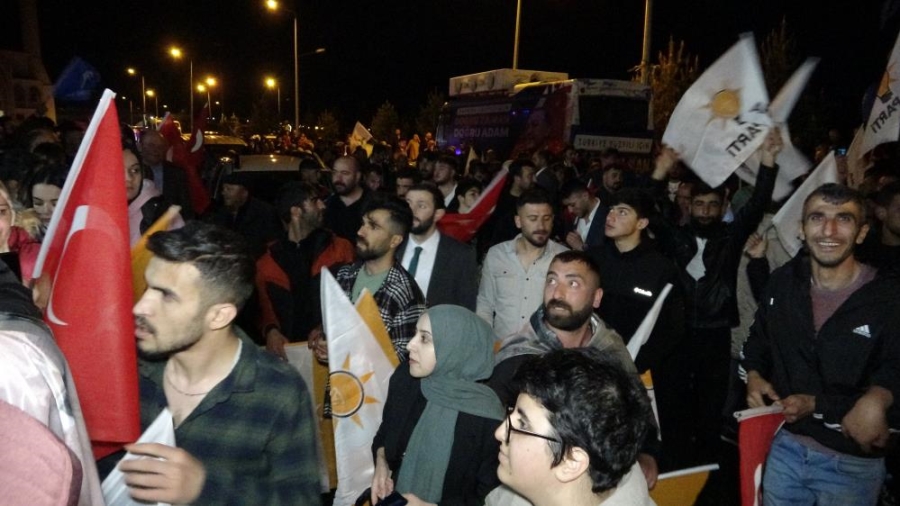 Ardahanlılar Cumhurbaşkanı Erdoğan’ın seçim zaferini coşkuyla kutladı