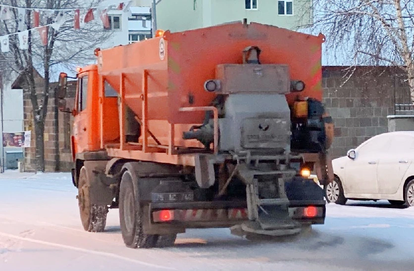 Ardahan Belediyesi Buzlanan yollarda tuzlama çalışması yaptı