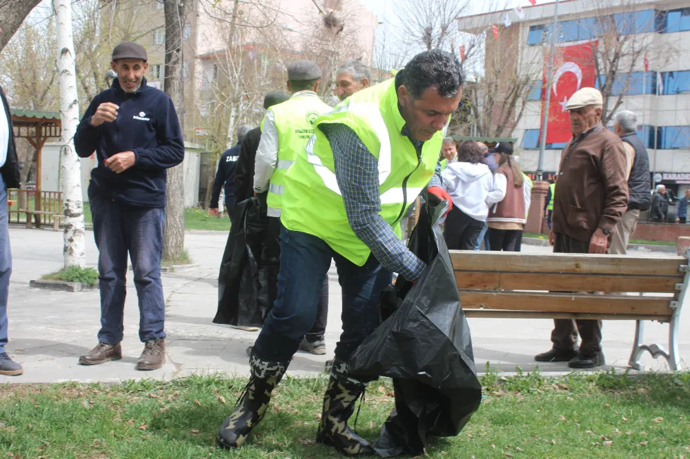 Başkan Demir, eline torbayı aldı çöp topladı