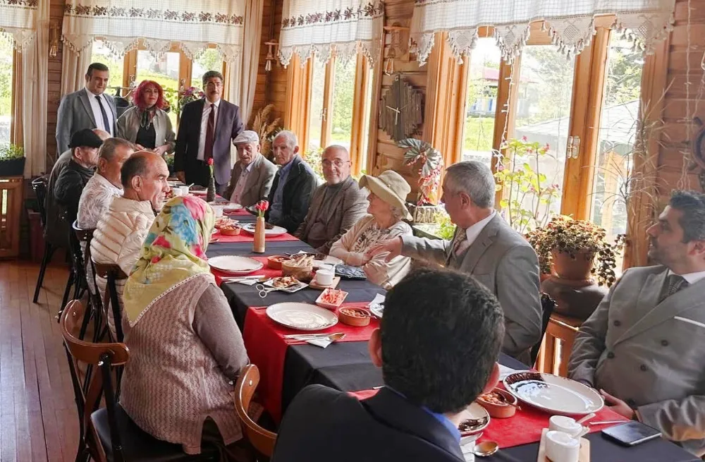 Huzurevinde kalan yaşlılar, özel bir davette buluştular