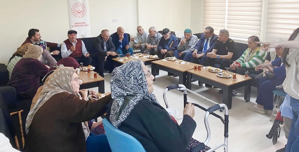 İl Emniyet Müdürü Şener ve ÇOGEP Kursiyerleri Huzurevi ziyaretinde bulundu