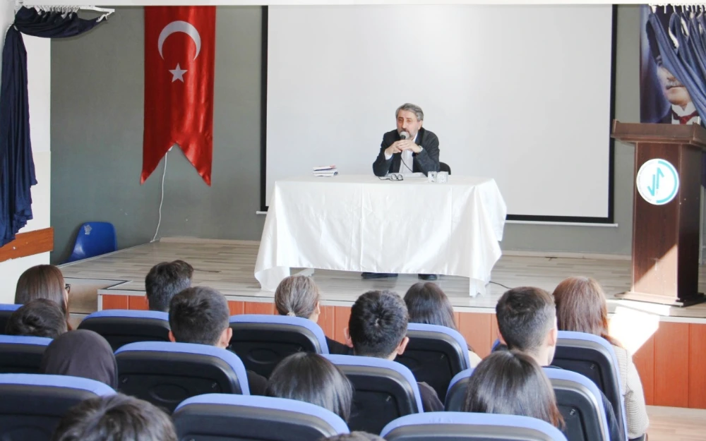 Yazar Hüseyin Akın, Öğrenciler ve Öğretmenlerle Buluştu