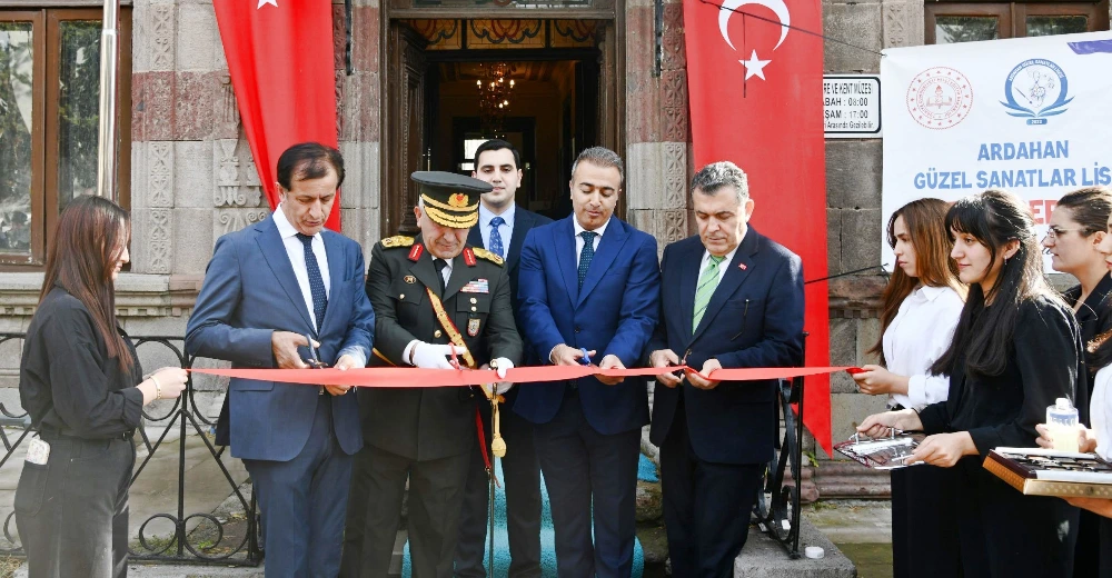 Vali Çiçek, Güzel Sanatlar Lisesi Resim Sergisinin Açılışını Yaptı