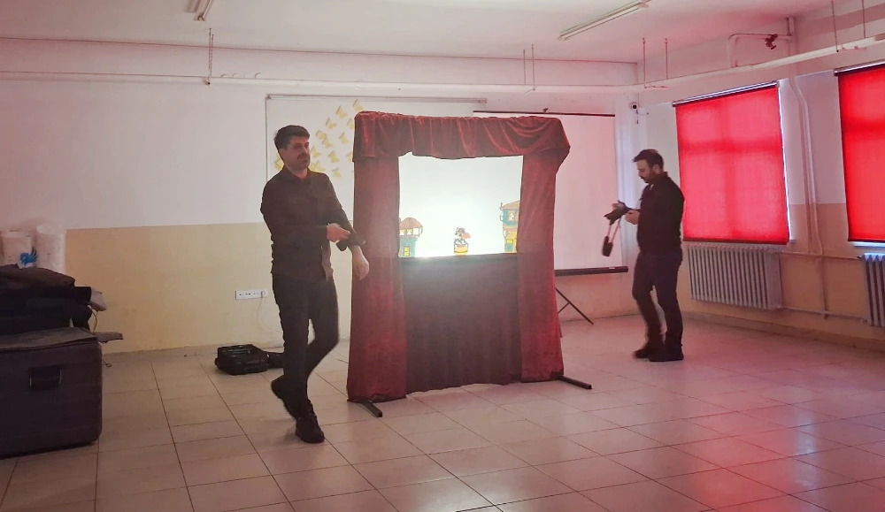 Karagöz ve Hacivat Gösterisi Çıldır’da Öğrencilerle Buluştu