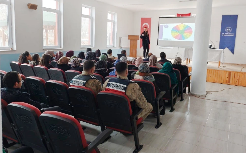 Çıldır’da “Teknoloji Bağımlılığı ve Güvenli İnternet” Semineri Yoğun İlgi Gördü