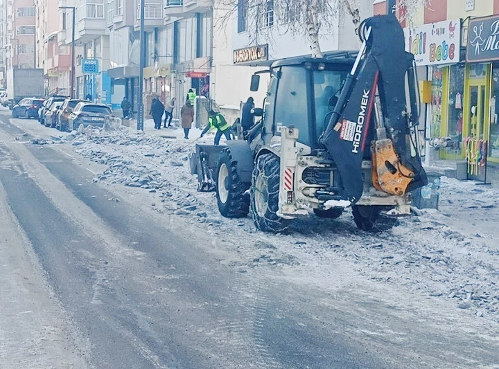 Belediye’den buz temizleme çalışması