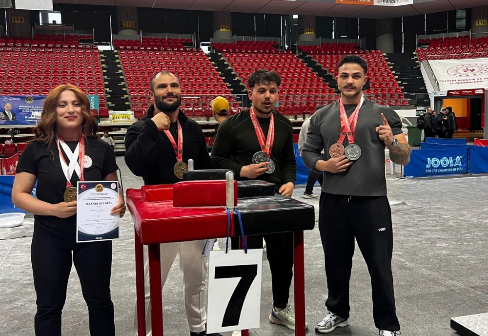 Demir Bilekler, 9 Madalya Kazandı