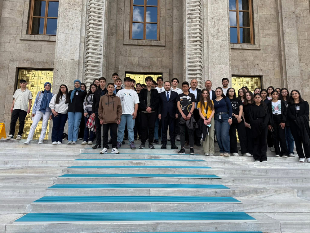 Koç, Ardahanlı öğrencileri TBMM’de ağırladı