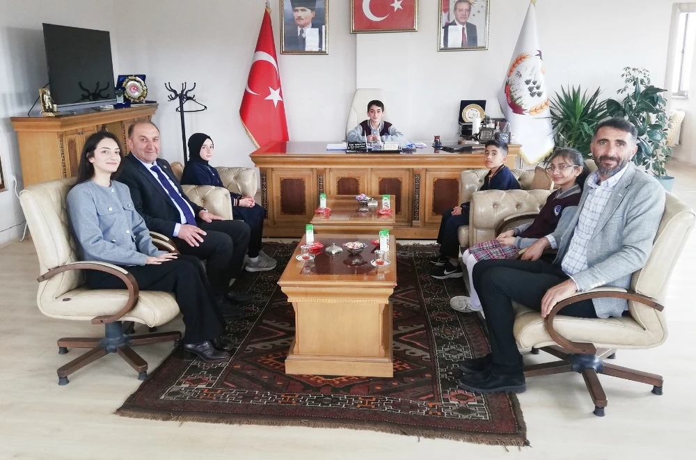 Hanak’ta Başkanlık Koltuğu Miniklere Emanet Edildi