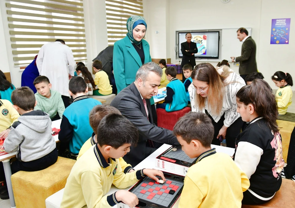 Vali Çiçek, İnönü İlkokulunda Öğrencilerle Buluştu: 