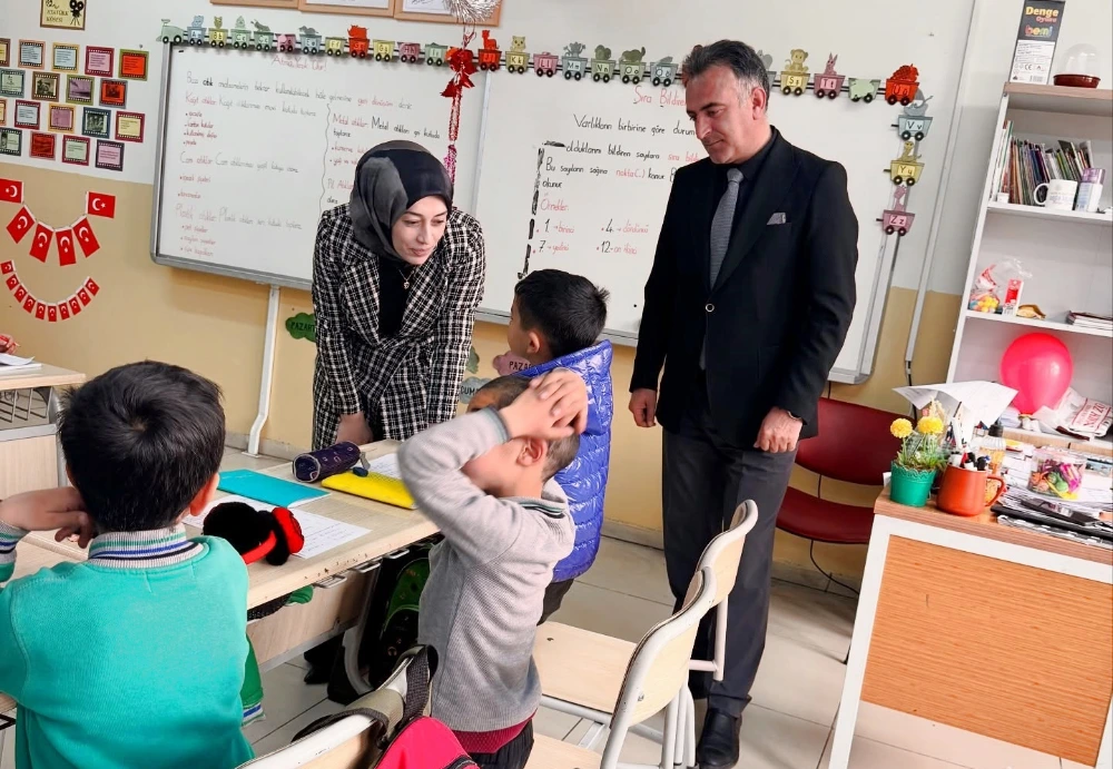 Kaymakam Elif Meram Hanak’ta ilk okul öğrencilerini ziyareteti