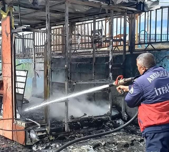 Çocuk parkını yaktılar