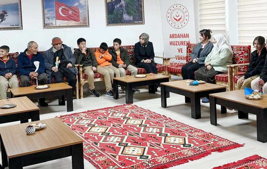TOKİ Ortaokulu Öğrencilerinden Huzurevine Anlamlı Ziyaret