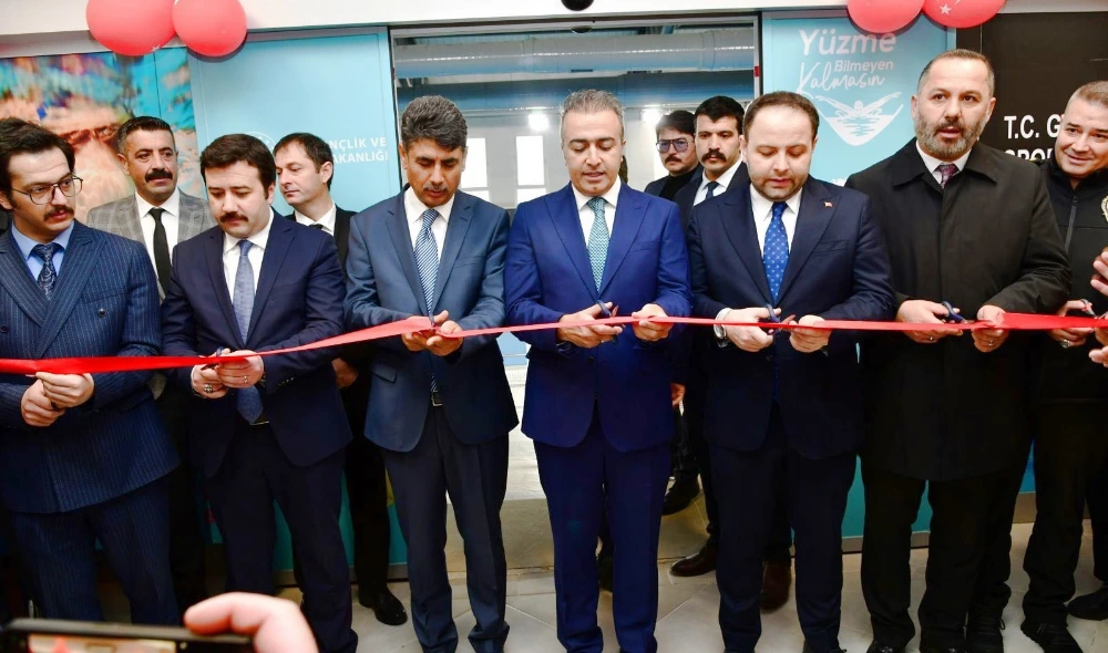 Göle’de Yarı Olimpik Yüzme Havuzu Hizmete Açıldı