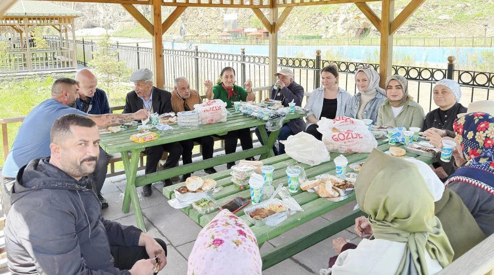 Huzurevi Sakinleri Kura Nehri kenarında keyifli bir gün geçirdi