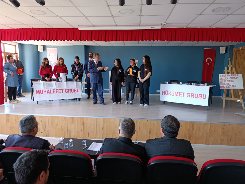 ARDAHAN’DA MÜNAZARA ŞAMPİYONU: YUNUS EMRE ANADOLU LİSESİ