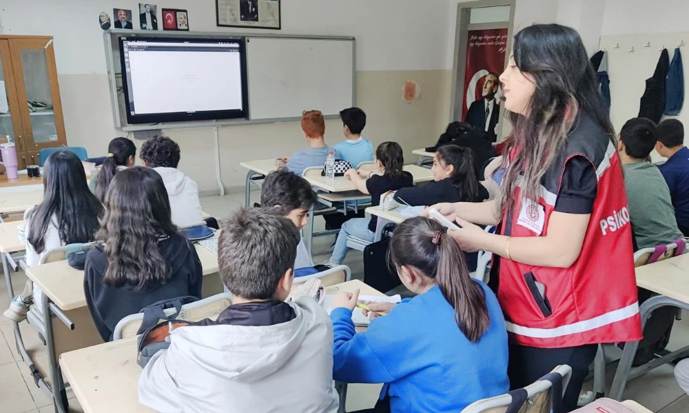 Öğrencilere “Aile Yılı” Temalı Kitap Ayraçları Dağıtıldı