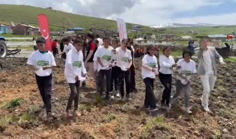 Minik Eller Toprakla Buluştu