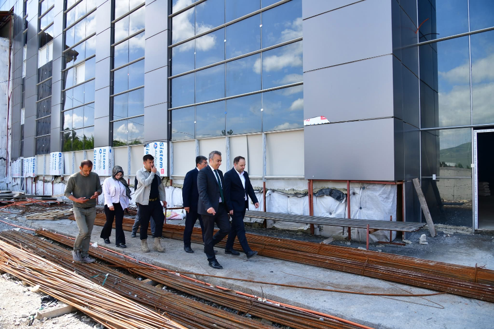 Vali Çiçek ve Milletvekili Koç, Kültür Merkezi İnşaatında İncelemelerde Bulundu