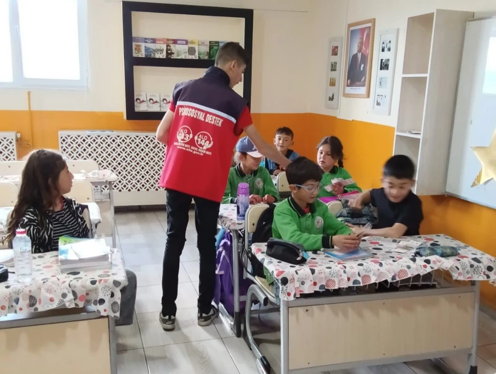 Kitap Ayraçları Çayırbaşı İlkokulu Öğrencilerine Dağıtıldı