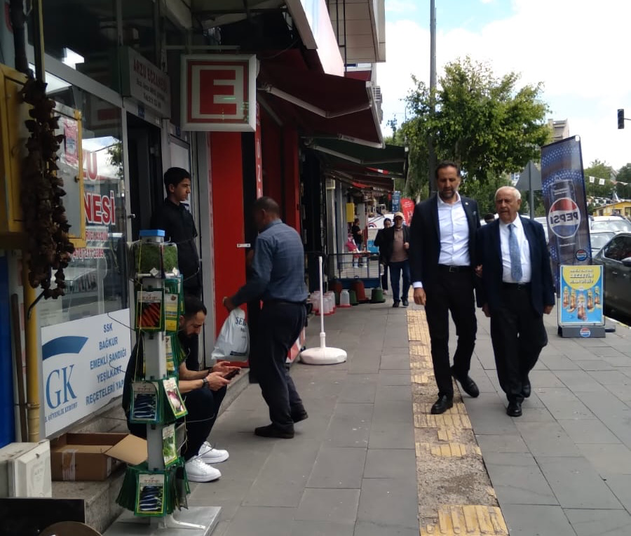 Vekil İncesu, babasıyla memleketinde esnafı ziyaret etti