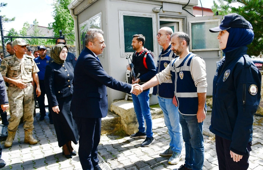Vali Çiçek, Hanak İlçe Emniyet Amirliğini ziyaret etti