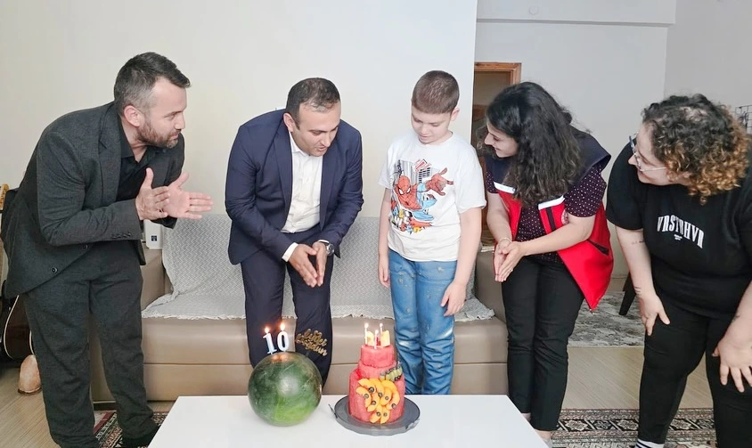 Özel gereksinimli çocuğa anlamlı doğum günü sürprizi