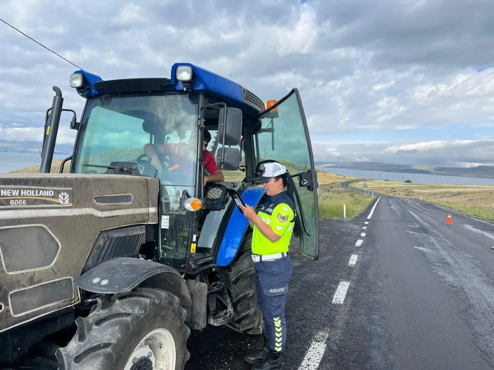 Trafik Jandarmasından traktör sürücülerine güvenlik uyarısı