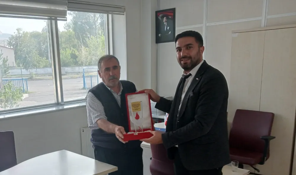 Ardahan’da 47 kez kan bağışı yapan Ümit Sarıkaya’ya Kızılay’dan plaket